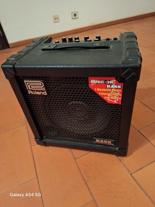Amplificador Roland 30 cube bass