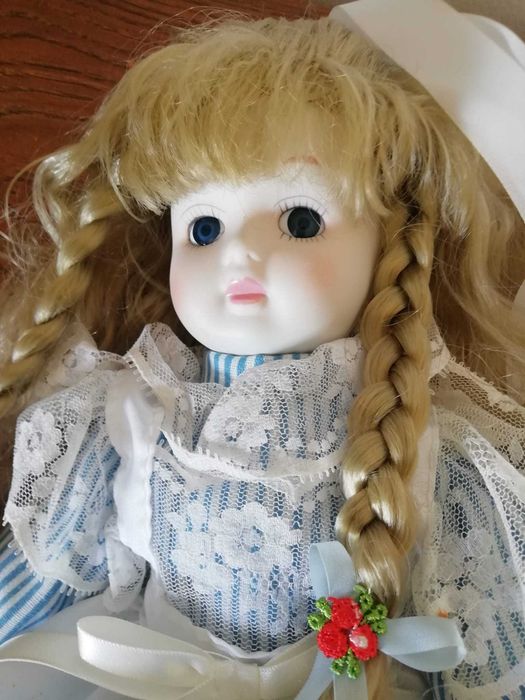 Antiga boneca em porcelana