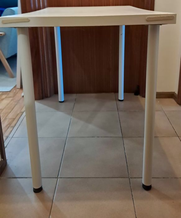 Mesa Ikea branca com os pés
