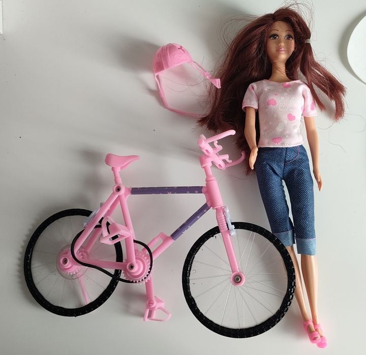 Lalka Barbie z rowerem i kaskiem