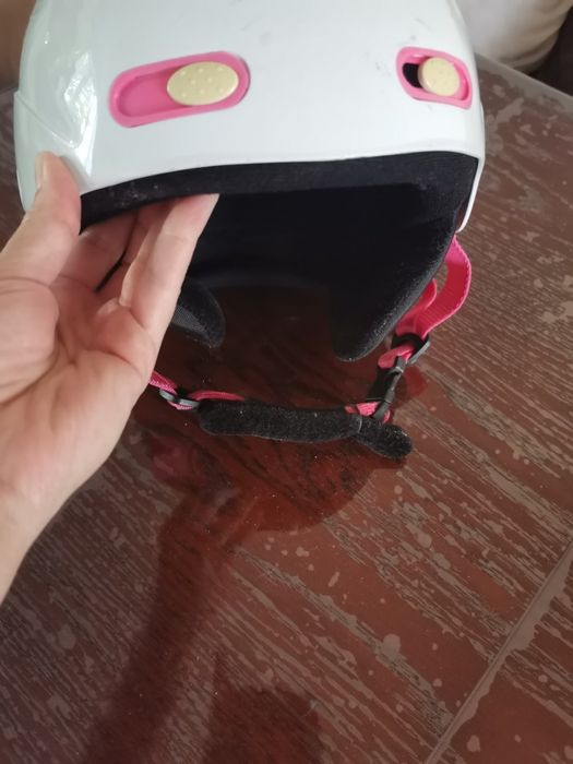 Захисна каска і бейсболка