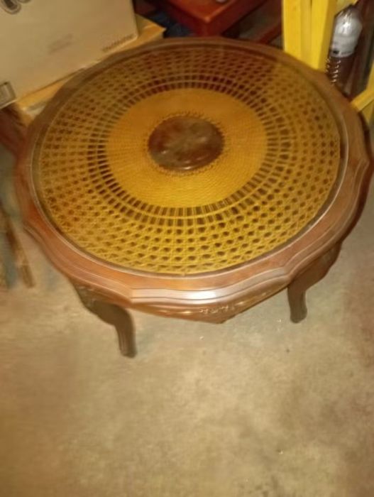 Vendo esta mesa muita bonita bom estado