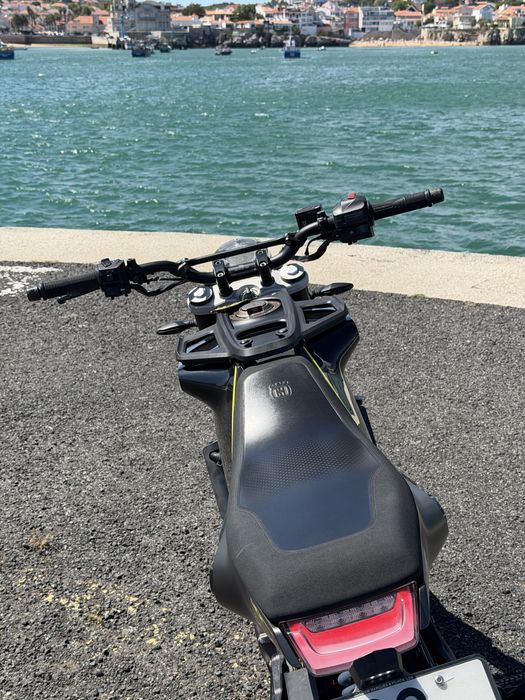 Husqvarna svartpilen 401 com muitos extras e afinação de valvulas feita