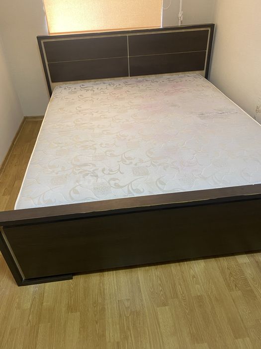 Двоспальне ліжко з матрацом 6000грн, диван 5000грн , стіл обідній 3000 грн,  - якщо все разом - віддам за 10000 грн