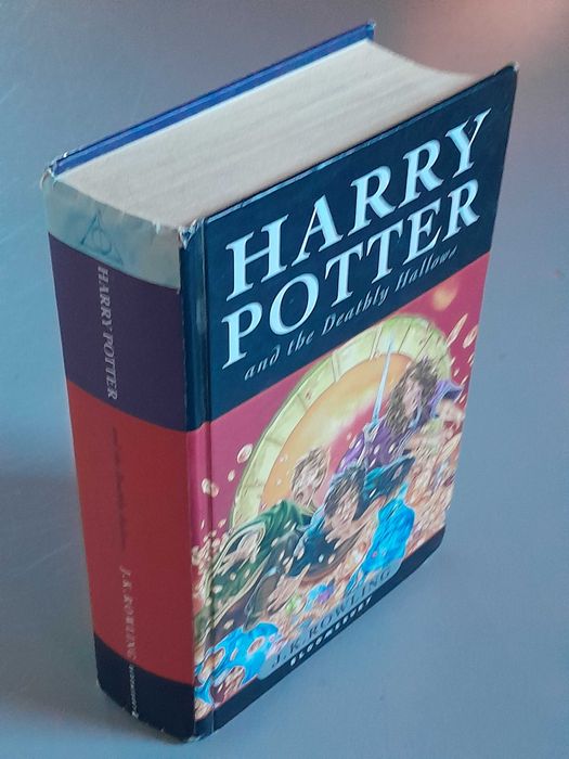 angielskie wydanie „Harry Potter and the Deathly Hallows” (Harry Potter i Insygnia Śmierci) opublikowane przez wydawnictwo Bloomsbury w 2007 roku.