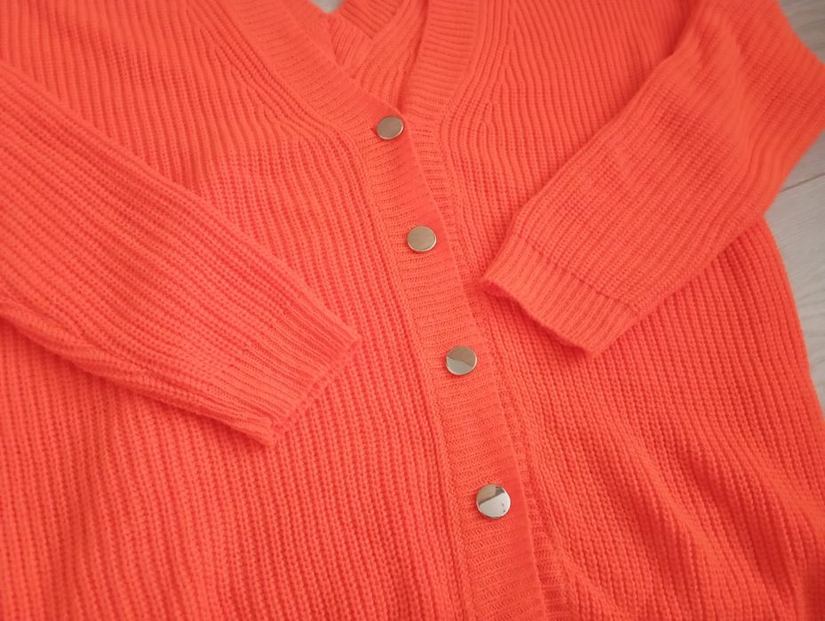 Neonowo pomarańczowy zapinany sweter