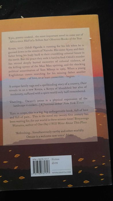 Livro Ingles Dust Capa Mole