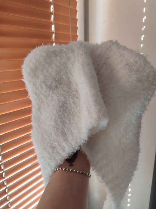 Шапка з вушками біла плюшева на шнурочках капелюх шапка зимова жіноча