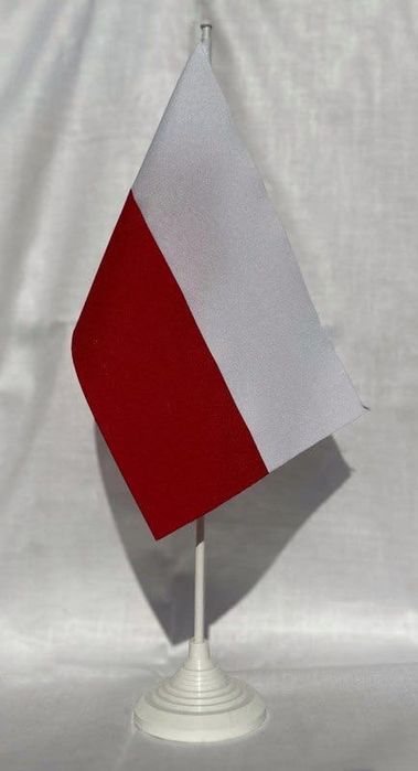 Flaga biurkowa Polski 16×24 cm + stojak – gabardyna (F3G)