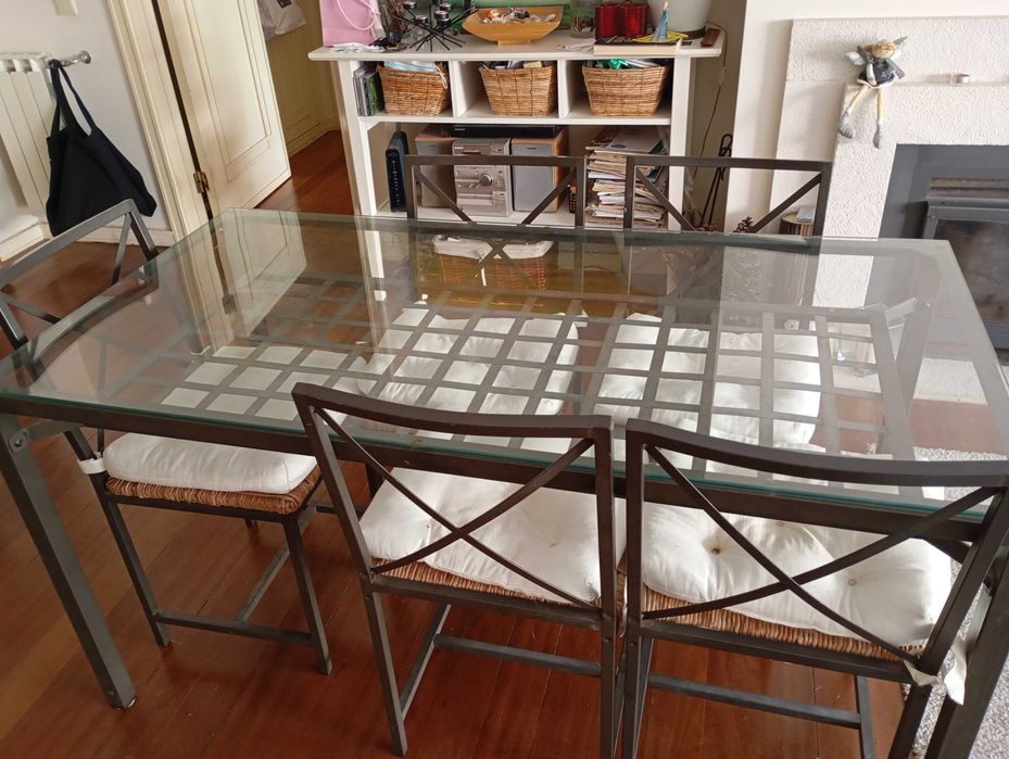 Mesa de Jantar e 6 Cadeiras com Almofadas – Excelente Oportunidade