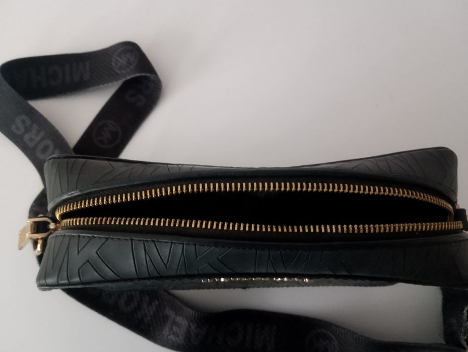 Сумка кросс-боді Michael Kors чорного кольору.