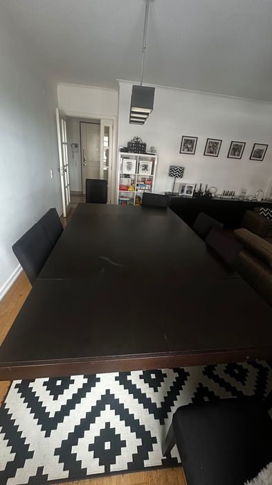 Mesa extensível castanha escura Interdesign  com 8 cadeiras cremes de pele pêssego.