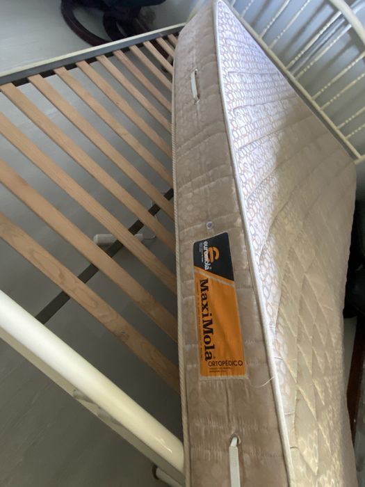 Cama de casal com colchao ortopédico