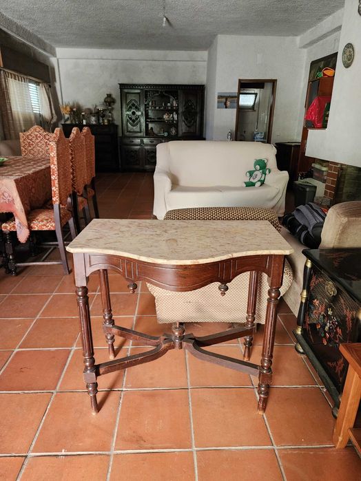 Credência com tampo em mármore