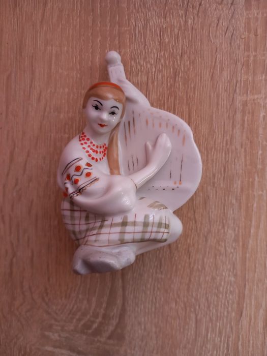Фарфоровая статуэтка бандуристка