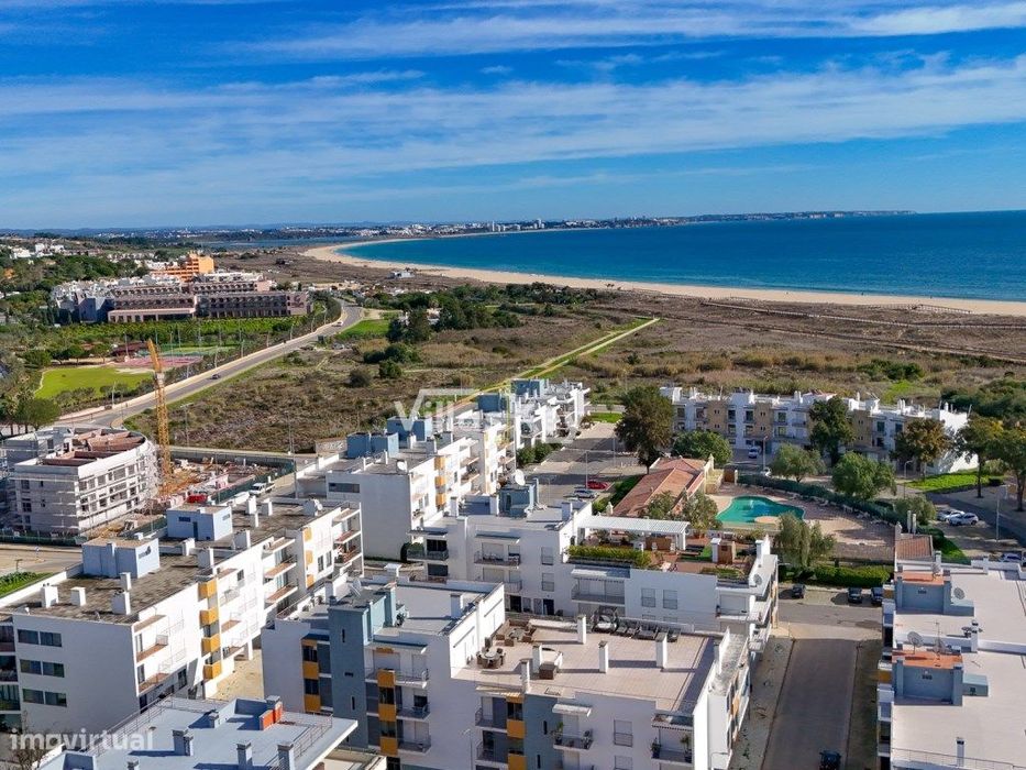 Apartamento T2 na Meia Praia com elevador e garagem.
