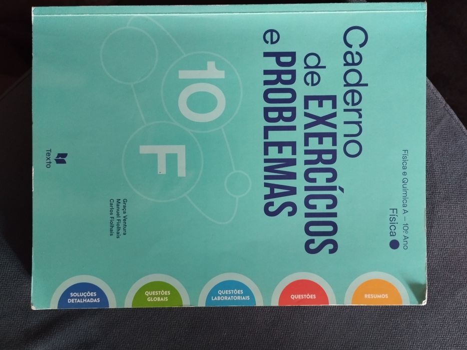 Cadernos de atividades de várias disciplinas