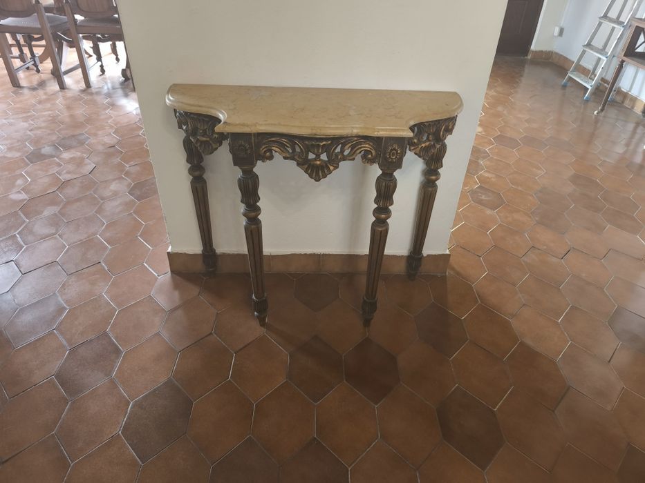 Mesa decorativa antiga