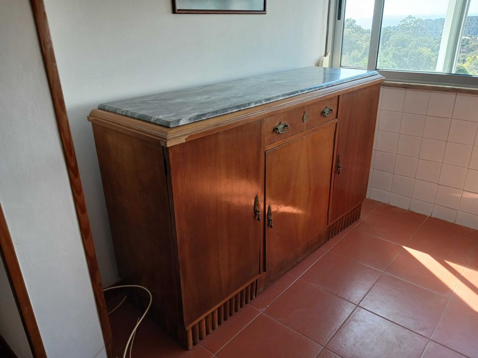 Vendo Aparador com tampo de Granito.