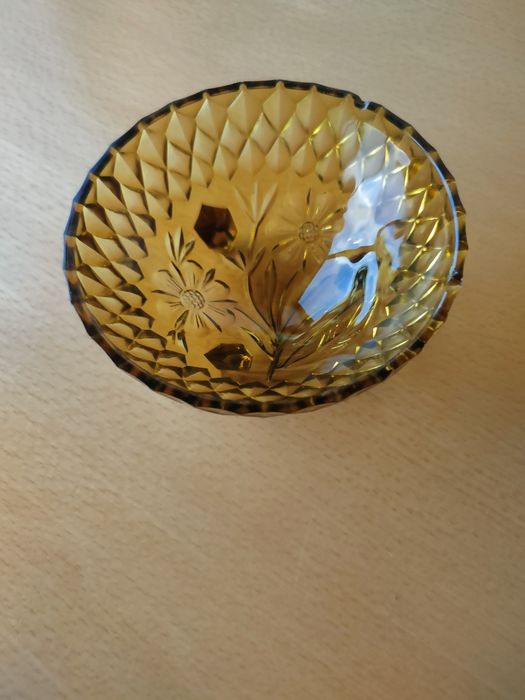 Conjunto de taças em vidro castanho.