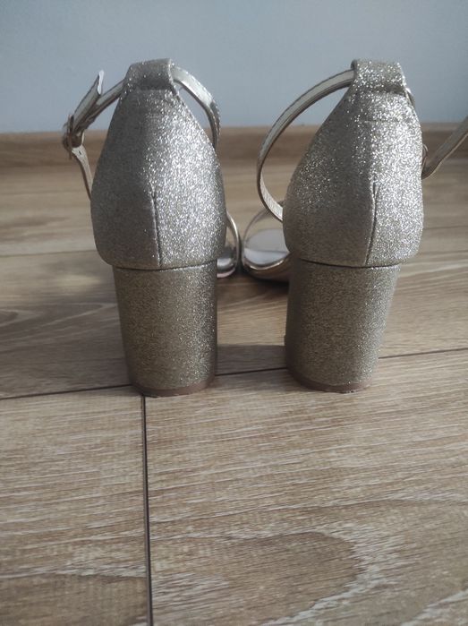 Sprzedam złote sandałki na obcasie