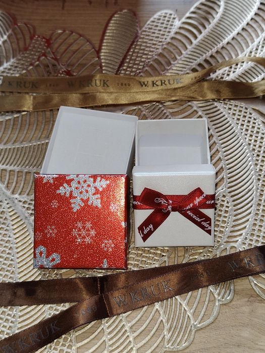 Markowe dwa pudełka prezentowe na biżuterię pierścionek pudełko