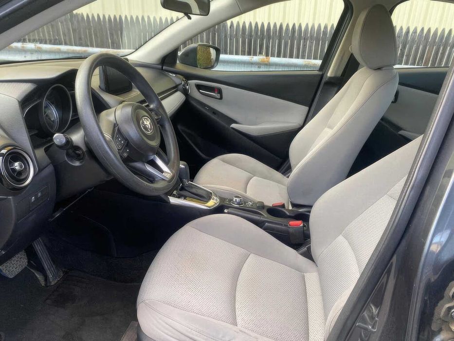 Toyota Yaris LE      2020