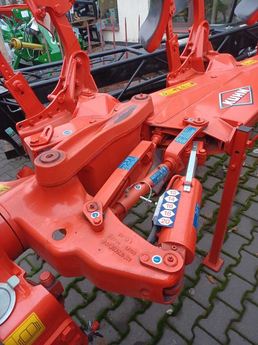 Pług obracalny Kuhn VariMaster 153 5 T 5 korpusów