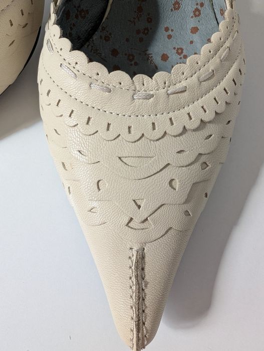 Eleganckie, niezwykłe czółenka ze skóry marki Bata