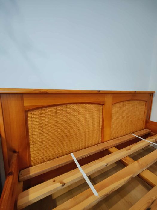 Łóżko z mocnego drewna, solidne, z elementami ratanu, z stolikiem