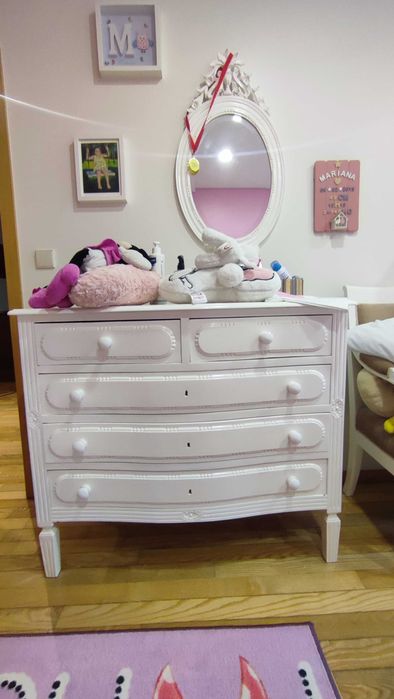 Mobília antiga de quarto lacada em branco