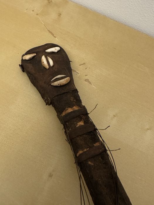 Instrumento Africano Antigo em Cabaça e Madeira