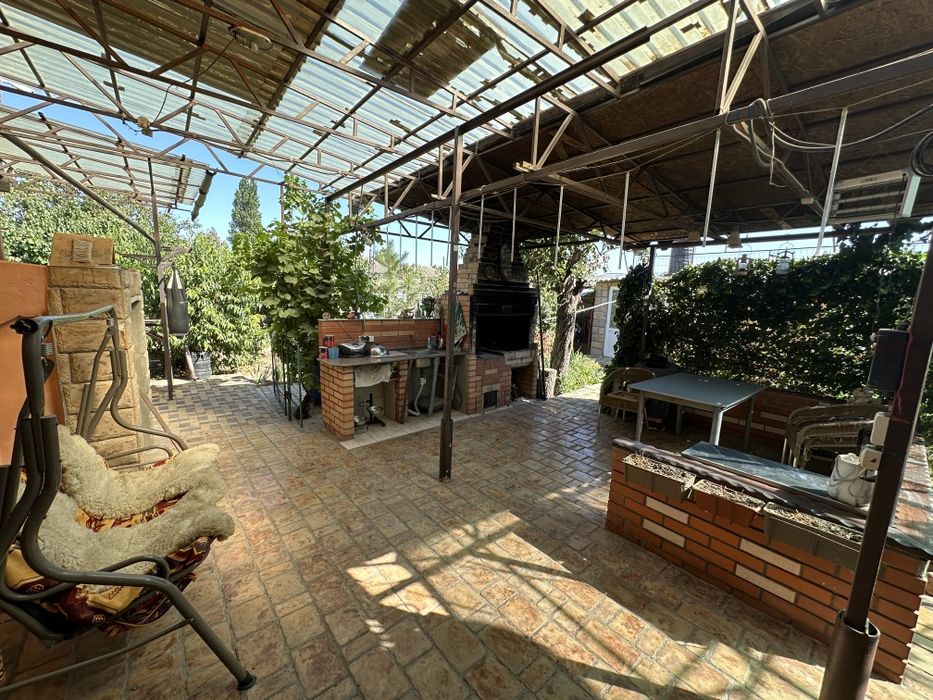 Продам 2-х этажный каменный дом  в Варваровке на участке 7. 12 соток