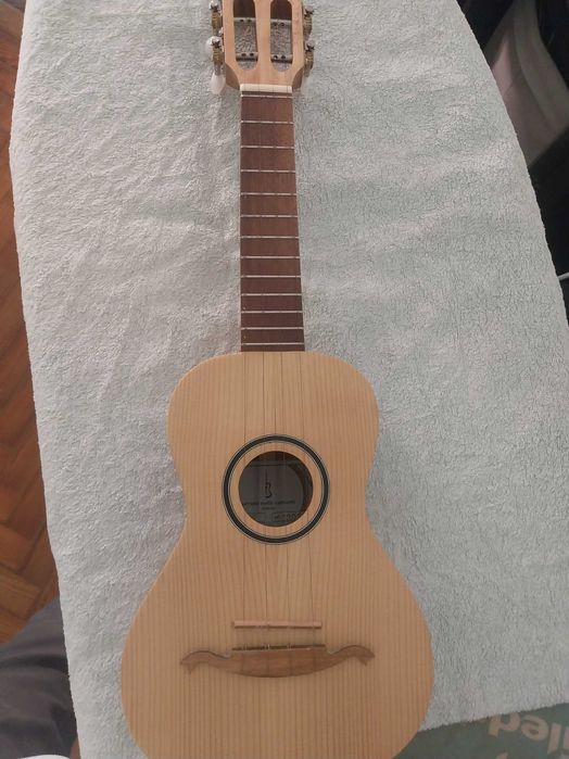 Cavaquinho APC 100 Boca Redonda Spruce Maciço Carrilhão