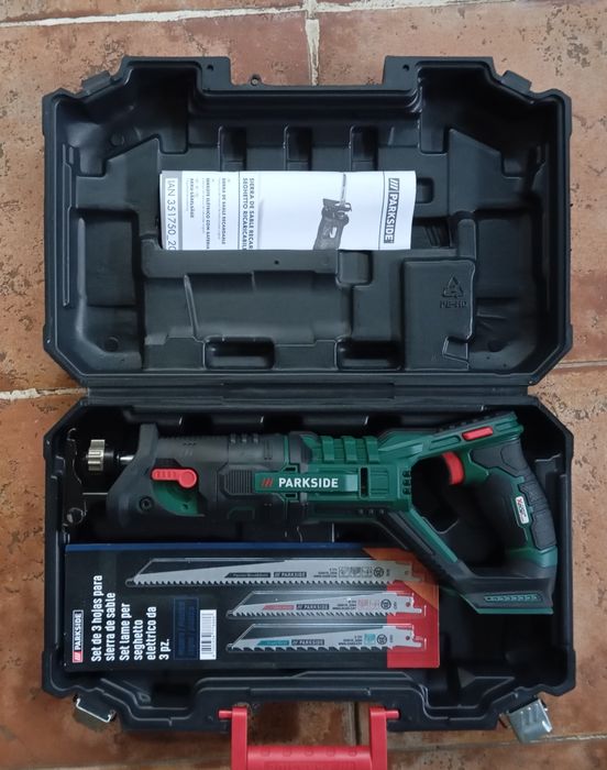 Serra sabre / serrote a bateria Parkside 20V