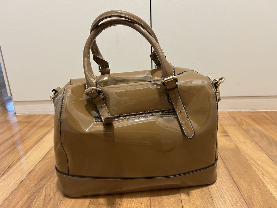 “RESERVADA” = Carteira beje espaçosa