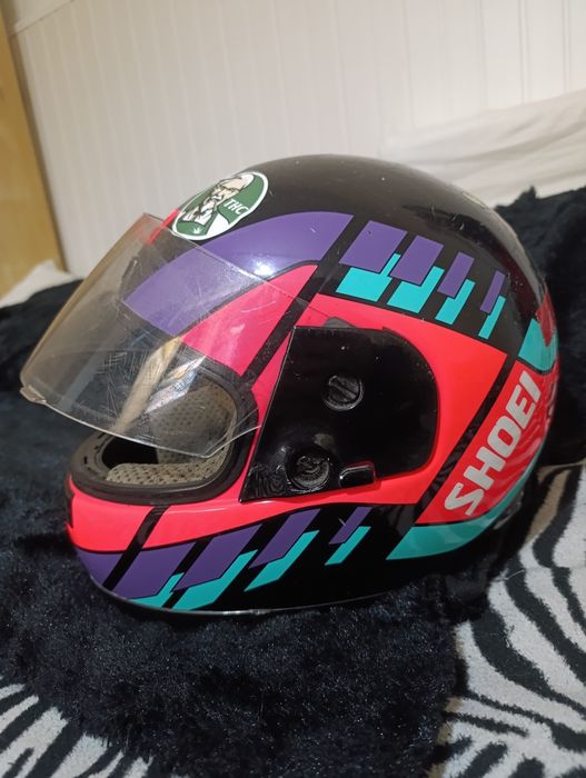 Capacete com algumas marcas