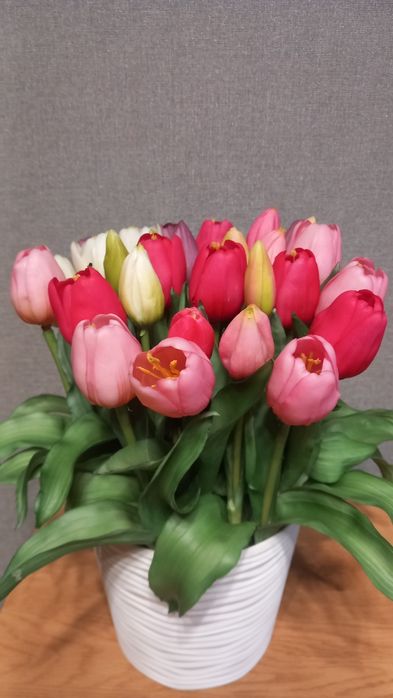 Композиція із штучних квітів