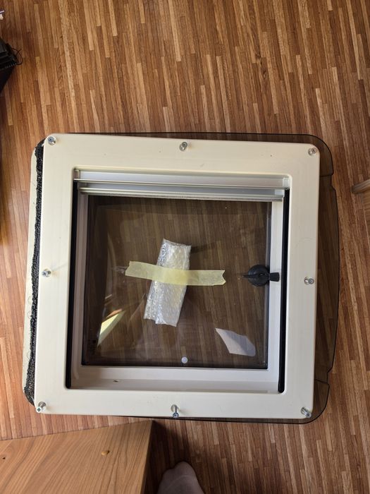 Okno dachowe REMIS 40x40 do kampera przyczepy