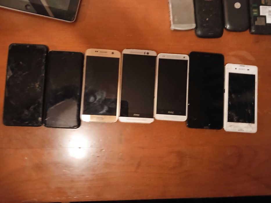 Varios telemoveis e ipad