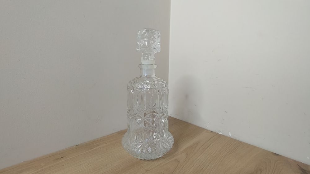 Szklana karafka do alkoholu.