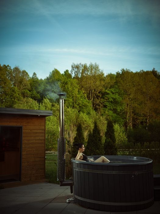 Domek z sauną i banią lub jacuzzi, basen,  nad jeziorem Klimatyzacja