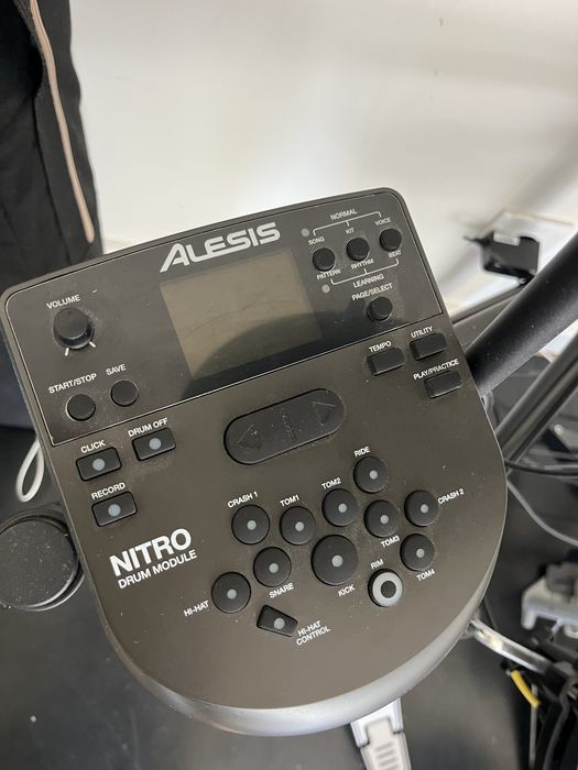 Bateria Eletrónica Alesis Nitro Mesh + Banco Profissional Pearl + Tapete de Proteção