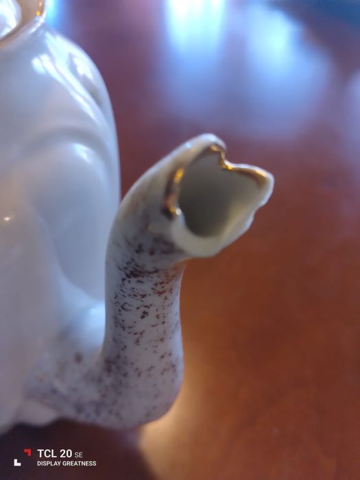 Conjunto de quatro chávenas com pires, bule e leiteira