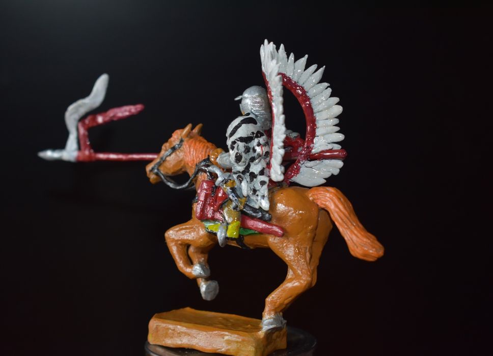 Figurka husarza w szarży