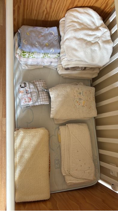 Berço com colchão e roupa