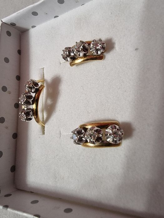 Złote kolczyki i pierścionek z diamentami