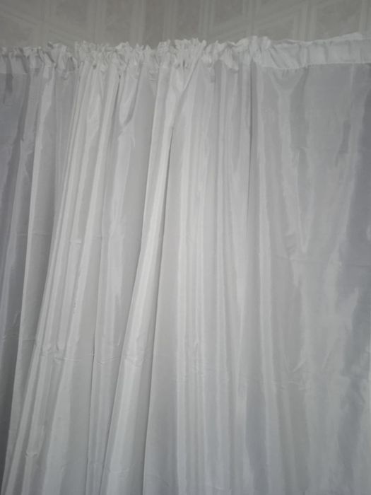 Vendo um par de cortinas para janelas de casa como novas.