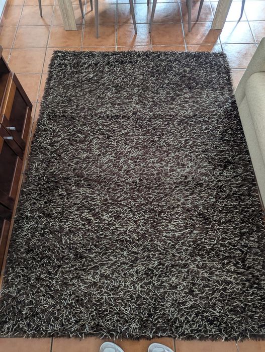 Carpete em cor castanho