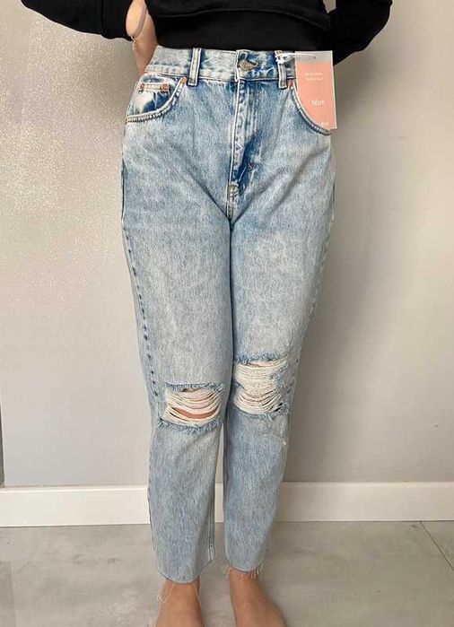 Mom jeans jasne pull and bear dziury jeansy spodnie